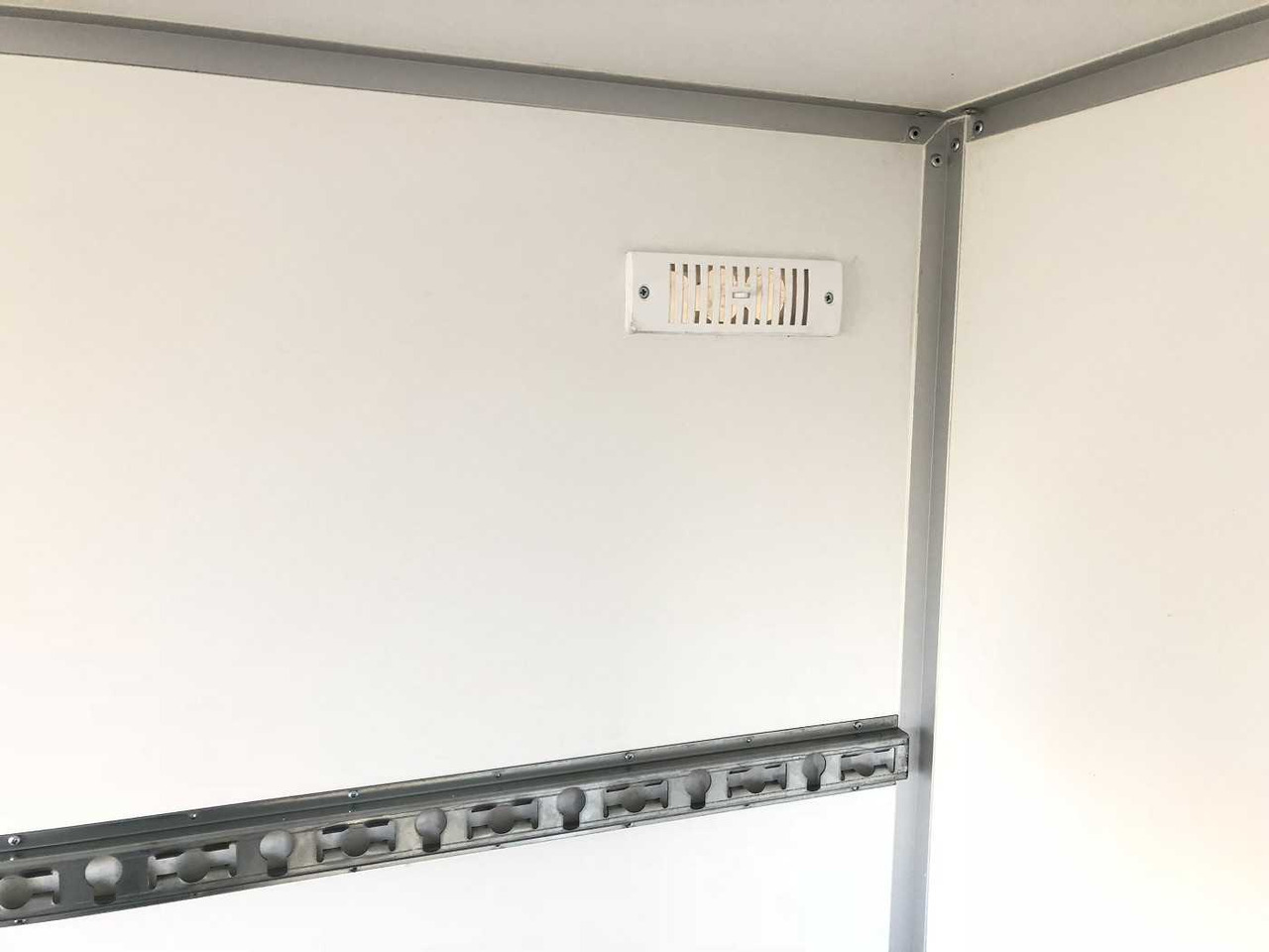 Reboque furgão novo BLYSS F1336HD Rampe Tür Fenster Kofferanhänger: foto 10