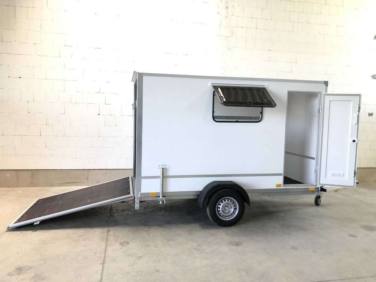 BLYSS F1336HD Rampe Tür Fenster Kofferanhänger - Reboque furgão: foto 1 BLYSS F1336HD Rampe Tür Fenster Kofferanhänger - Reboque furgão: foto 1