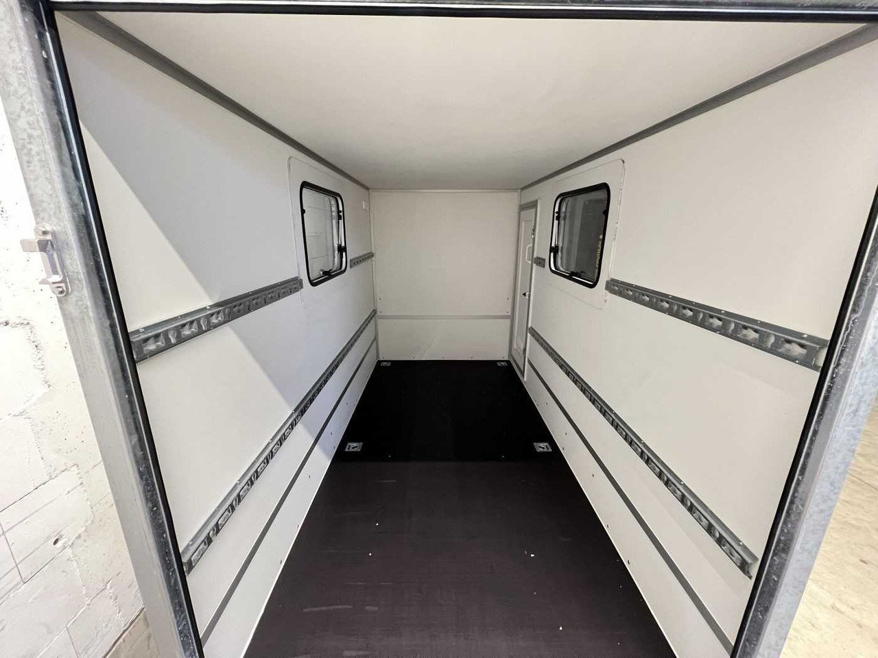 BLYSS F2030HTD Rampe Tür 2 Fenster Kofferanhänger - Reboque para moto: foto 4 BLYSS F2030HTD Rampe Tür 2 Fenster Kofferanhänger - Reboque para moto: foto 4