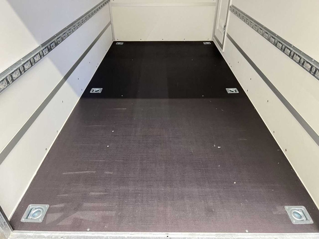 BLYSS F2030HTD Rampe Tür 2 Fenster Kofferanhänger - Reboque para moto: foto 5 BLYSS F2030HTD Rampe Tür 2 Fenster Kofferanhänger - Reboque para moto: foto 5