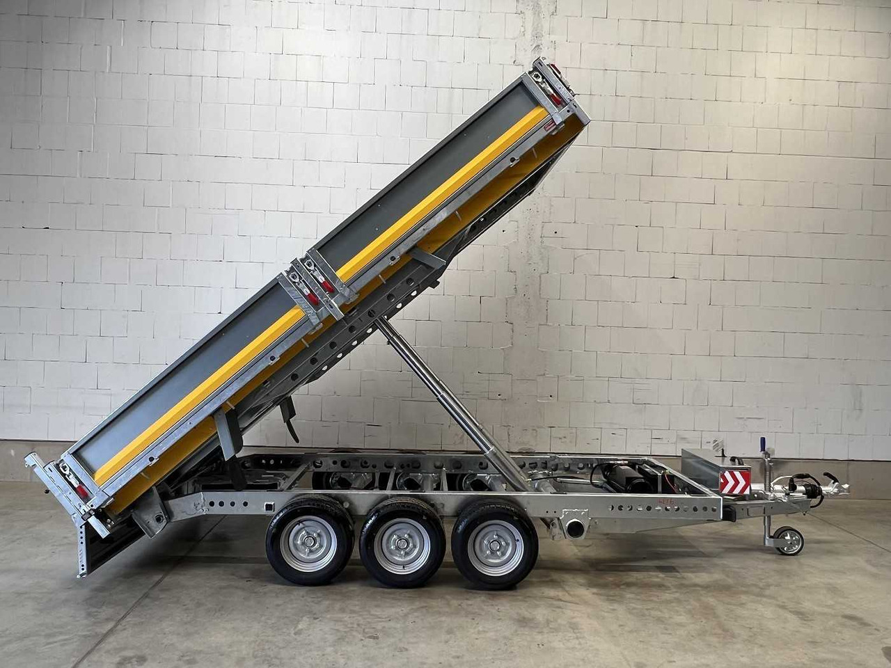 BRIAN_JAMES Cargo Tipper 2 3-Achser Rückwärtskipper - Reboque basculante: foto 1 BRIAN_JAMES Cargo Tipper 2 3-Achser Rückwärtskipper - Reboque basculante: foto 1