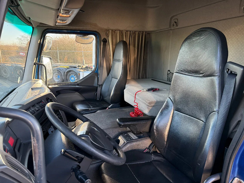 Renault Premium 380.26 6X2 BDF with box and lift - Camião furgão: foto 4 Renault Premium 380.26 6X2 BDF with box and lift - Camião furgão: foto 4
