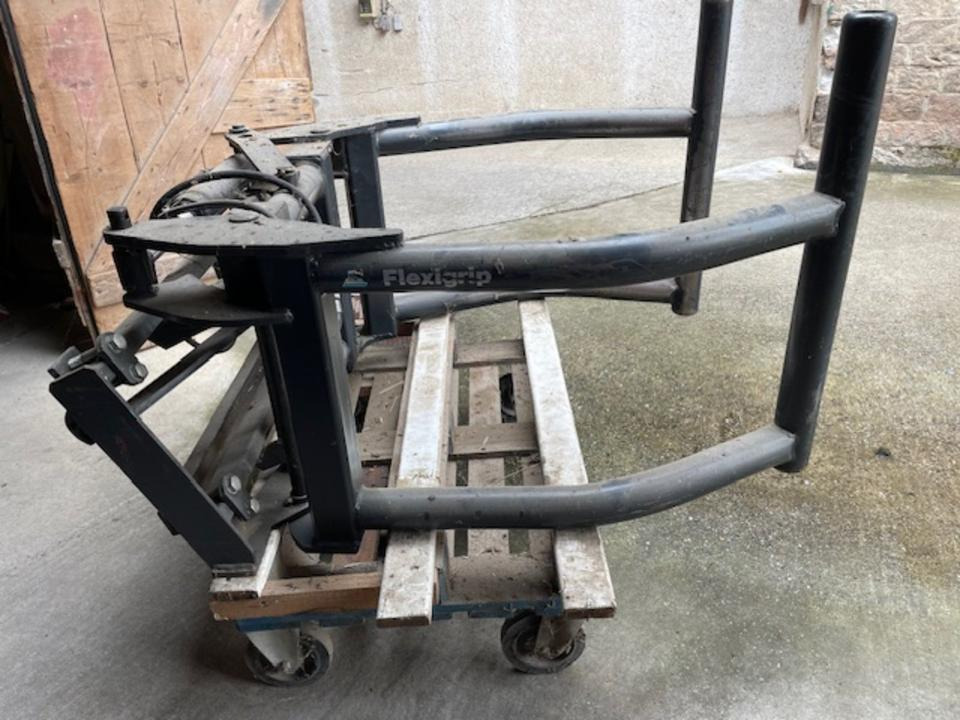 Rundballenzange ALÖ - Grampo para Máquina agrícola: foto 1 Rundballenzange ALÖ - Grampo para Máquina agrícola: foto 1