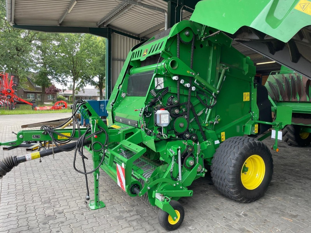 John Deere V451M - Empacotador de fardos: foto 2 John Deere V451M - Empacotador de fardos: foto 2