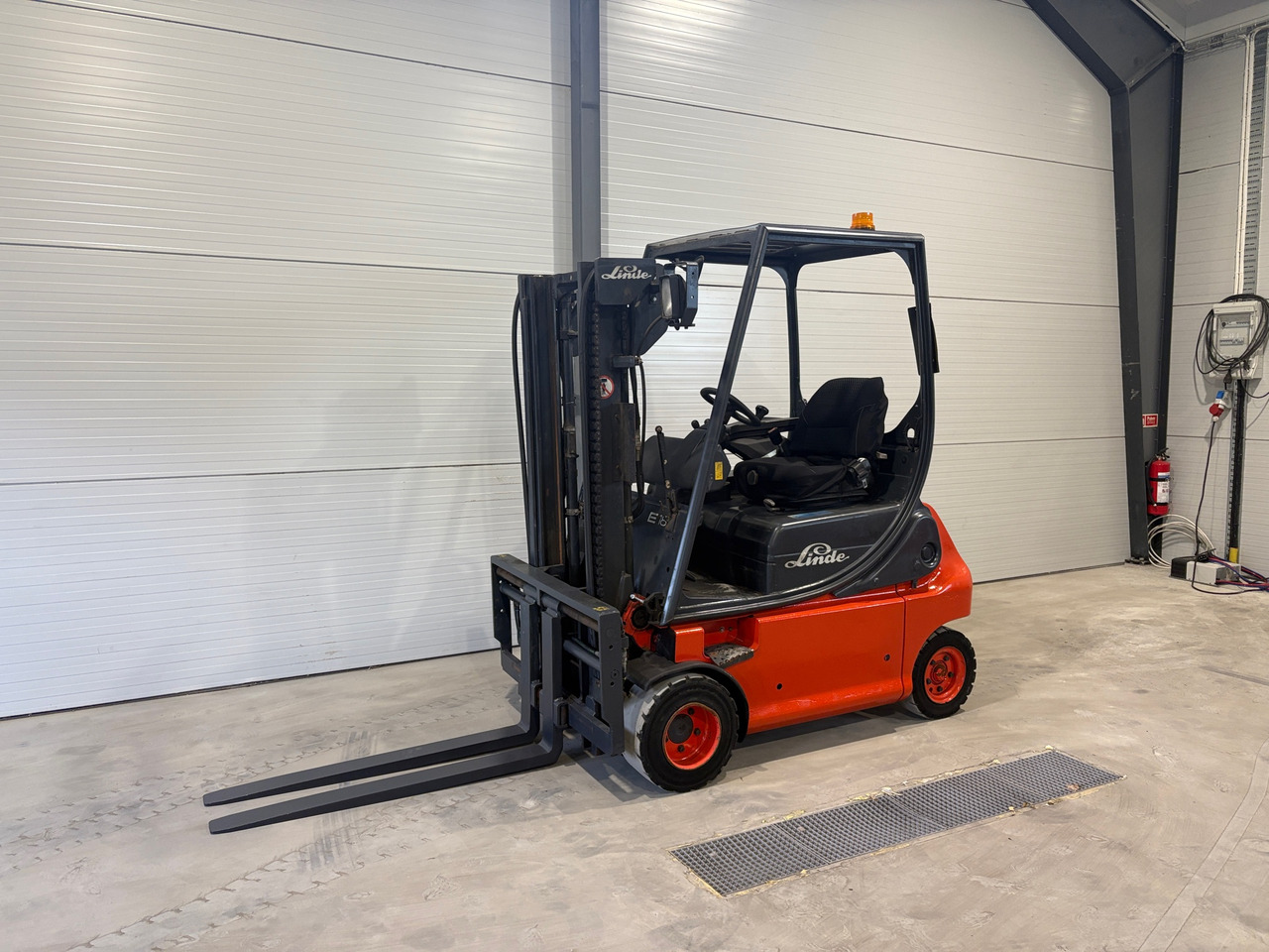 Linde E18P-02 - Equipamento de movimentação: foto 1 Linde E18P-02 - Equipamento de movimentação: foto 1