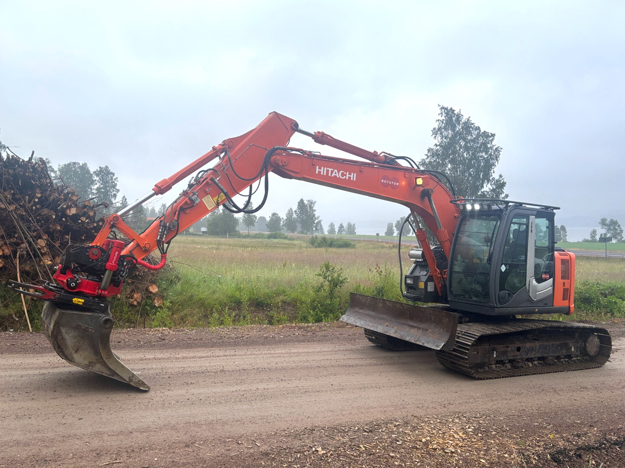 Hitachi ZX135US-3 - Escavadeira: foto 1 Hitachi ZX135US-3 - Escavadeira: foto 1