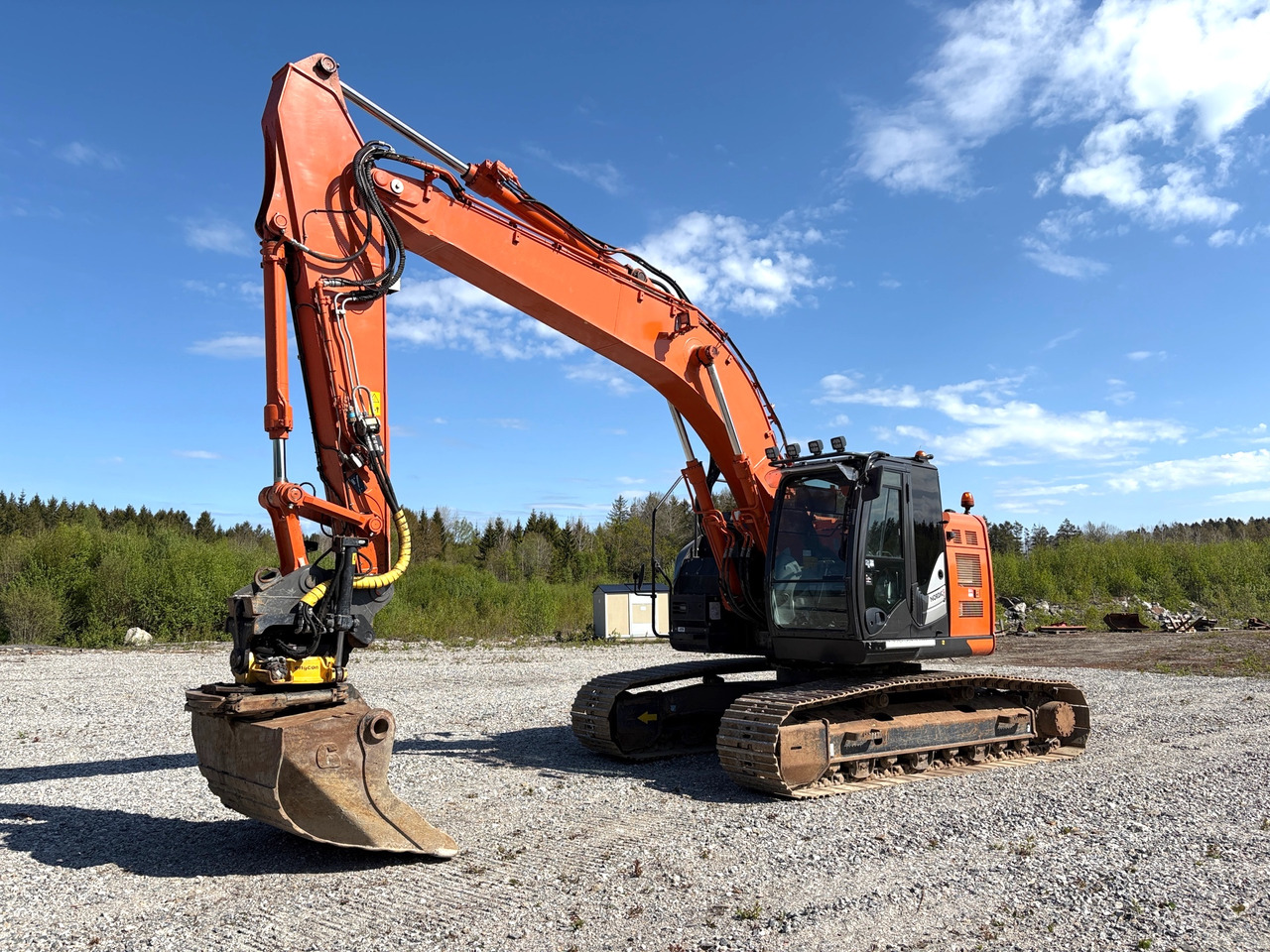 Hitachi ZX225USLC-6 - Escavadeira: foto 1 Hitachi ZX225USLC-6 - Escavadeira: foto 1