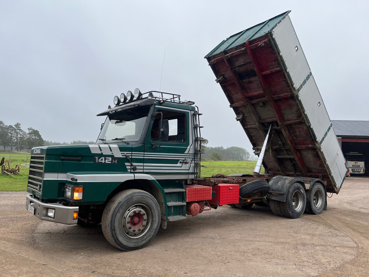 Scania T142H 6X2 54 - Camião basculante: foto 1 Scania T142H 6X2 54 - Camião basculante: foto 1