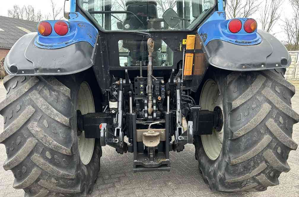 Valtra T130 - Trator: foto 3 Valtra T130 - Trator: foto 3