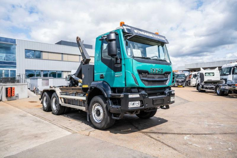Iveco TRAKKER 360-6x4-PALFINGER - Camião polibenne: foto 2 Iveco TRAKKER 360-6x4-PALFINGER - Camião polibenne: foto 2