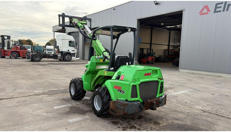 Mini pá carregadora de rastos Avant 745 TDL (BELGIAN MACHINE / TOP CONDITION / 4X4 OPTIDRIVE / INCL ATTACHMENTS): foto 6 Mini pá carregadora de rastos Avant 745 TDL (BELGIAN MACHINE / TOP CONDITION / 4X4 OPTIDRIVE / INCL ATTACHMENTS): foto 6