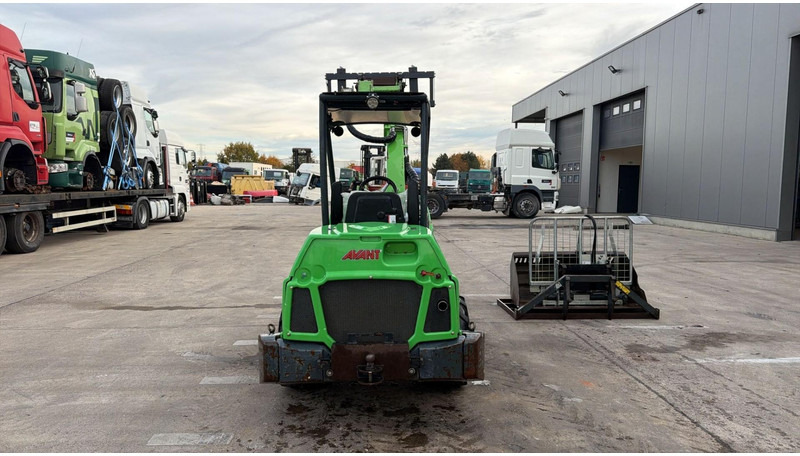 Mini pá carregadora de rastos Avant 745 TDL (BELGIAN MACHINE / TOP CONDITION / 4X4 OPTIDRIVE / INCL ATTACHMENTS): foto 8 Mini pá carregadora de rastos Avant 745 TDL (BELGIAN MACHINE / TOP CONDITION / 4X4 OPTIDRIVE / INCL ATTACHMENTS): foto 8