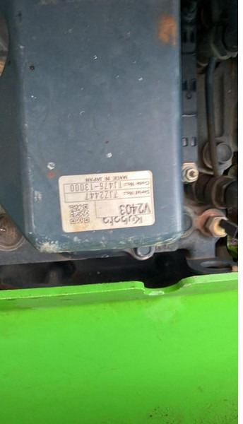 Mini pá carregadora de rastos Avant 745 TDL (BELGIAN MACHINE / TOP CONDITION / 4X4 OPTIDRIVE / INCL ATTACHMENTS): foto 19 Mini pá carregadora de rastos Avant 745 TDL (BELGIAN MACHINE / TOP CONDITION / 4X4 OPTIDRIVE / INCL ATTACHMENTS): foto 19