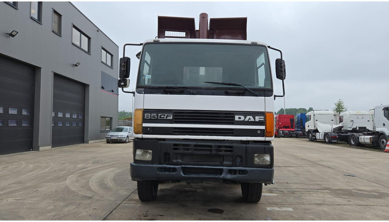 DAF 85 CF 340 (EURO 2 / MANUAL PUMP / STEEL SUSP. / POSSIBLE AS CHASSIS / 8X4) - Camião basculante: foto 2 DAF 85 CF 340 (EURO 2 / MANUAL PUMP / STEEL SUSP. / POSSIBLE AS CHASSIS / 8X4) - Camião basculante: foto 2