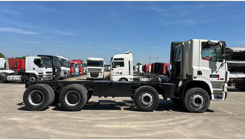 DAF 85 CF 430 (EURO 3 / MANUAL GEARBOX / BOITE MANUELLE / BIG HUB / 8X4 / STEEL SUSP. / LAMES) - Camião chassi: foto 3 DAF 85 CF 430 (EURO 3 / MANUAL GEARBOX / BOITE MANUELLE / BIG HUB / 8X4 / STEEL SUSP. / LAMES) - Camião chassi: foto 3