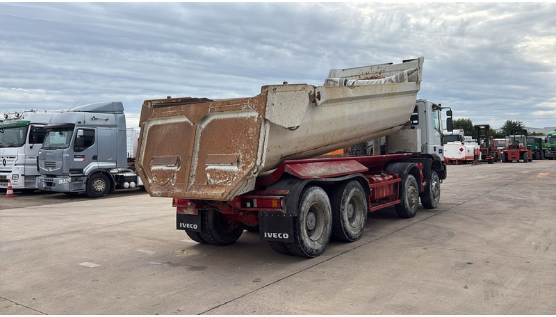 Iveco EUROTRAKKER 320 E 35 (GRAND PONT / LAMES / POMPE MANUELLE / 8X4 / CURSOR 8) - Camião basculante: foto 5 Iveco EUROTRAKKER 320 E 35 (GRAND PONT / LAMES / POMPE MANUELLE / 8X4 / CURSOR 8) - Camião basculante: foto 5