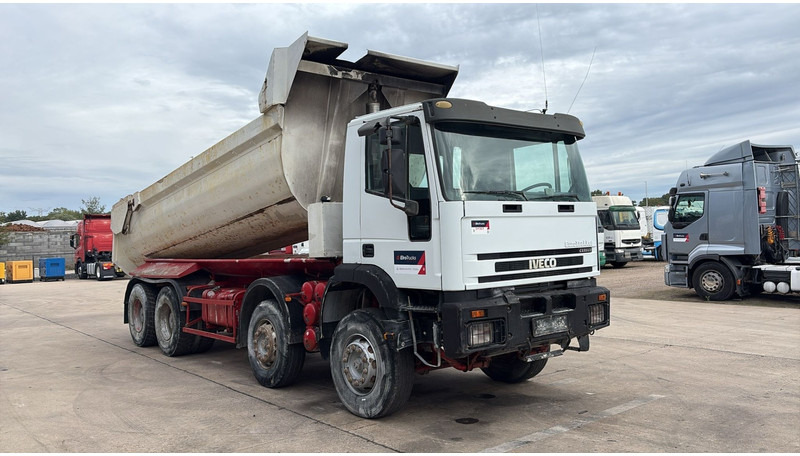 Iveco EUROTRAKKER 320 E 35 (GRAND PONT / LAMES / POMPE MANUELLE / 8X4 / CURSOR 8) - Camião basculante: foto 3 Iveco EUROTRAKKER 320 E 35 (GRAND PONT / LAMES / POMPE MANUELLE / 8X4 / CURSOR 8) - Camião basculante: foto 3