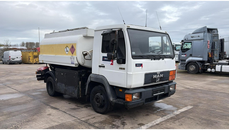 MAN 10.153 (7500L / FULL STEEL / LAMES / BOITE MANUELLE / MANUAL GEARBOX) - Camião cisterna: foto 2 MAN 10.153 (7500L / FULL STEEL / LAMES / BOITE MANUELLE / MANUAL GEARBOX) - Camião cisterna: foto 2