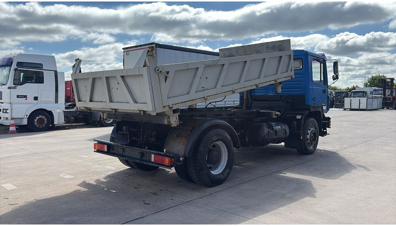 MAN 19.322 (MANUAL PUMP / STEEL SUSP. / LAMES / POMPE MANUELLE / BIG AXLE / GRAND PONT) - Camião basculante: foto 5 MAN 19.322 (MANUAL PUMP / STEEL SUSP. / LAMES / POMPE MANUELLE / BIG AXLE / GRAND PONT) - Camião basculante: foto 5