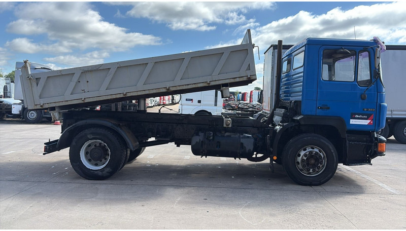 MAN 19.322 (MANUAL PUMP / STEEL SUSP. / LAMES / POMPE MANUELLE / BIG AXLE / GRAND PONT) - Camião basculante: foto 4 MAN 19.322 (MANUAL PUMP / STEEL SUSP. / LAMES / POMPE MANUELLE / BIG AXLE / GRAND PONT) - Camião basculante: foto 4