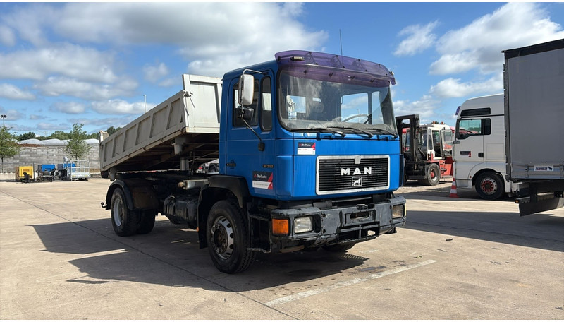 MAN 19.322 (MANUAL PUMP / STEEL SUSP. / LAMES / POMPE MANUELLE / BIG AXLE / GRAND PONT) - Camião basculante: foto 3 MAN 19.322 (MANUAL PUMP / STEEL SUSP. / LAMES / POMPE MANUELLE / BIG AXLE / GRAND PONT) - Camião basculante: foto 3