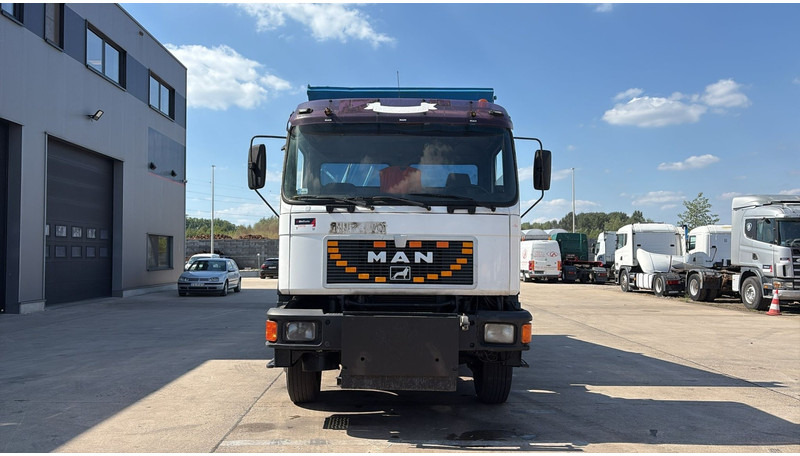 MAN 26.322 (MANUAL PUMP / POMPE MANUELLE / LAMES / GRAND PONT / BIG AXLE) - Camião basculante: foto 2 MAN 26.322 (MANUAL PUMP / POMPE MANUELLE / LAMES / GRAND PONT / BIG AXLE) - Camião basculante: foto 2
