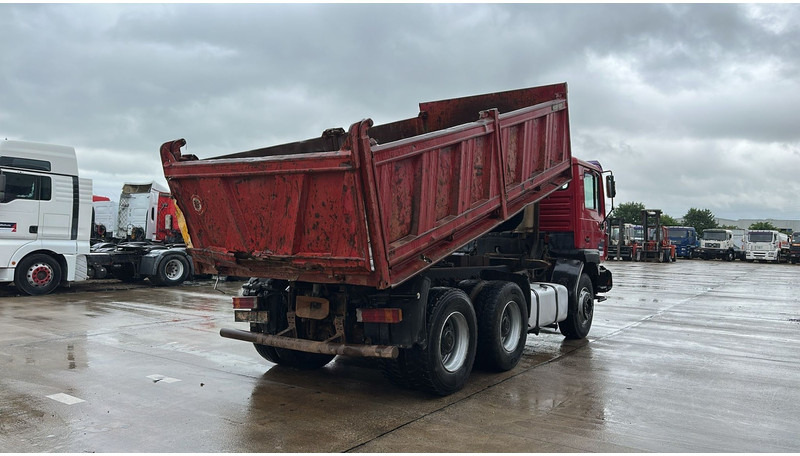 MAN 26.403 (STEEL SUSPENSION / VERY CLEAN / 6 CYLINDER / BIG AXLE / EURO 2) - Camião basculante: foto 4 MAN 26.403 (STEEL SUSPENSION / VERY CLEAN / 6 CYLINDER / BIG AXLE / EURO 2) - Camião basculante: foto 4