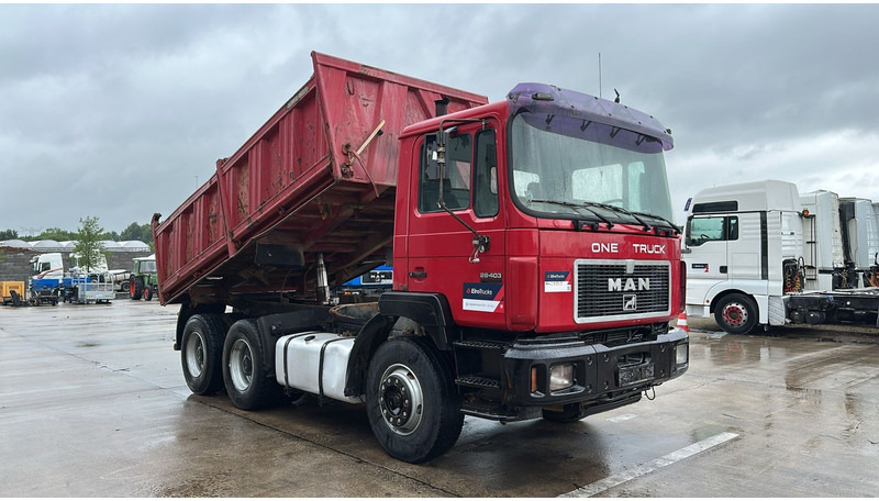 MAN 26.403 (STEEL SUSPENSION / VERY CLEAN / 6 CYLINDER / BIG AXLE / EURO 2) - Camião basculante: foto 3 MAN 26.403 (STEEL SUSPENSION / VERY CLEAN / 6 CYLINDER / BIG AXLE / EURO 2) - Camião basculante: foto 3
