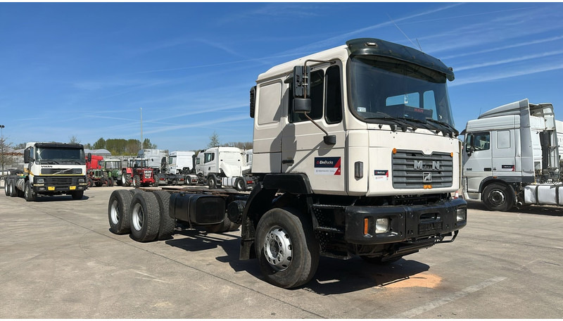 MAN 33.464 (6 CYLINDER / EURO 2 / SEMI MANUAL PUMP / BIG AXLE / STEEL SUSP. / LAMES) - Camião chassi: foto 3 MAN 33.464 (6 CYLINDER / EURO 2 / SEMI MANUAL PUMP / BIG AXLE / STEEL SUSP. / LAMES) - Camião chassi: foto 3