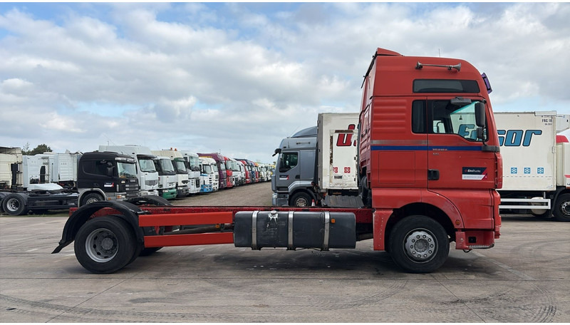 MAN TGA 18.410 (POMPE MANUELLE / MANUAL PUMP / BOITE MANUELLE / MANUAL GEARBOX) - Camião chassi: foto 4 MAN TGA 18.410 (POMPE MANUELLE / MANUAL PUMP / BOITE MANUELLE / MANUAL GEARBOX) - Camião chassi: foto 4