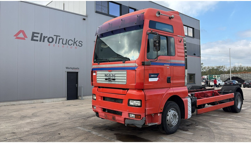 MAN TGA 18.410 (POMPE MANUELLE / MANUAL PUMP / BOITE MANUELLE / MANUAL GEARBOX) - Camião chassi: foto 1 MAN TGA 18.410 (POMPE MANUELLE / MANUAL PUMP / BOITE MANUELLE / MANUAL GEARBOX) - Camião chassi: foto 1