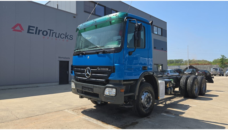 Mercedes-Benz Actros 2636 (MP2 / LAMES / STEEL SUSP. / BOITE MANUELLE / RETARDER !! / TRES PROPRE) - Camião chassi: foto 1 Mercedes-Benz Actros 2636 (MP2 / LAMES / STEEL SUSP. / BOITE MANUELLE / RETARDER !! / TRES PROPRE) - Camião chassi: foto 1