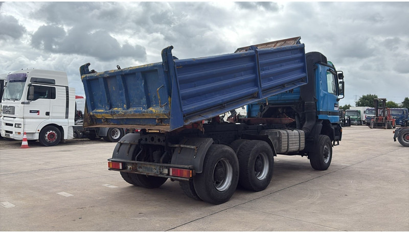 Mercedes-Benz actros 3340 (6X6 / BOITE MANUELLE /MANUAL GEARBOX / 3 PONTS / V6 / MP1) - Camião basculante: foto 5 Mercedes-Benz actros 3340 (6X6 / BOITE MANUELLE /MANUAL GEARBOX / 3 PONTS / V6 / MP1) - Camião basculante: foto 5