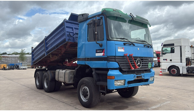 Mercedes-Benz actros 3340 (6X6 / BOITE MANUELLE /MANUAL GEARBOX / 3 PONTS / V6 / MP1) - Camião basculante: foto 3 Mercedes-Benz actros 3340 (6X6 / BOITE MANUELLE /MANUAL GEARBOX / 3 PONTS / V6 / MP1) - Camião basculante: foto 3