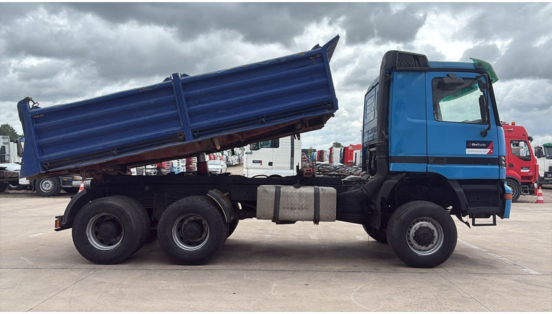 Mercedes-Benz actros 3340 (6X6 / BOITE MANUELLE /MANUAL GEARBOX / 3 PONTS / V6 / MP1) - Camião basculante: foto 4 Mercedes-Benz actros 3340 (6X6 / BOITE MANUELLE /MANUAL GEARBOX / 3 PONTS / V6 / MP1) - Camião basculante: foto 4
