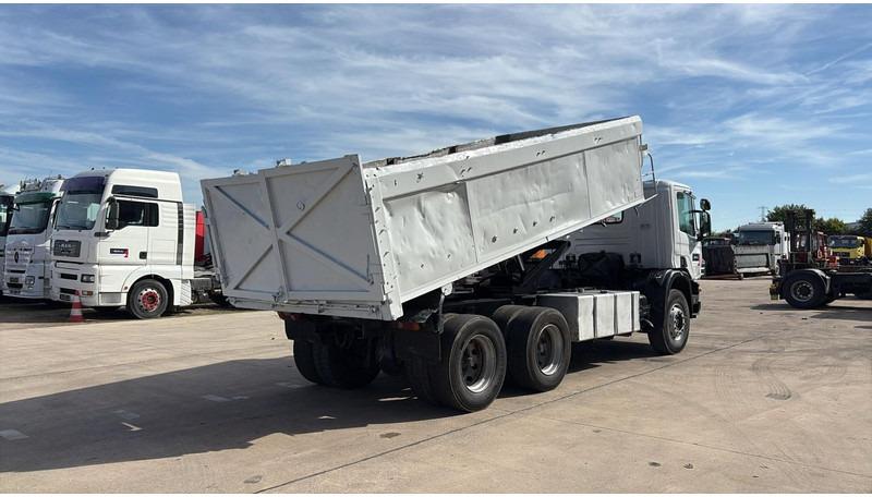 Scania 94 - 260 (BOITE MANUELLE / LAMES / STEEL SUSP. / 6X4 / MANUAL GEARBOX) - Camião basculante: foto 4 Scania 94 - 260 (BOITE MANUELLE / LAMES / STEEL SUSP. / 6X4 / MANUAL GEARBOX) - Camião basculante: foto 4