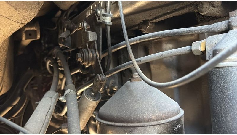Camião basculante Scania 94 - 260 (BOITE MANUELLE / LAMES / STEEL SUSP. / 6X4 / MANUAL GEARBOX): foto 16
