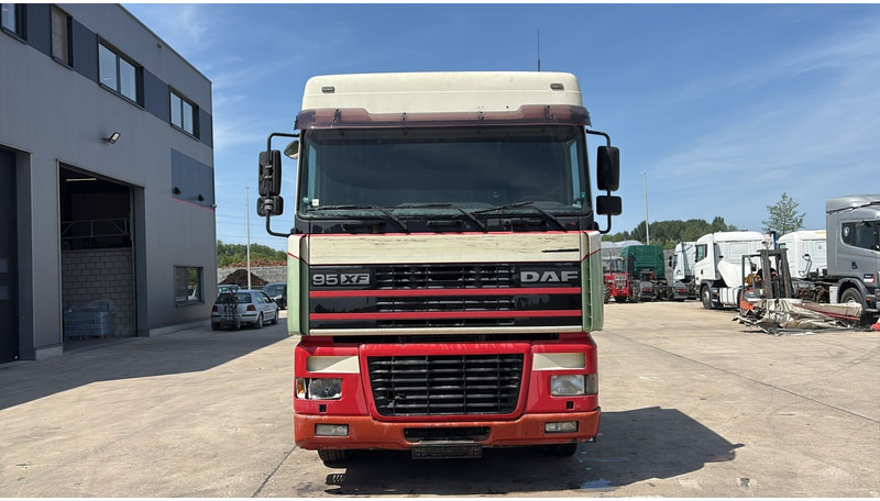 DAF XF 95.430 (EURO 3 / BOITE MANUELLE / MANUAL GEARBOX) - Tractor: foto 2 DAF XF 95.430 (EURO 3 / BOITE MANUELLE / MANUAL GEARBOX) - Tractor: foto 2