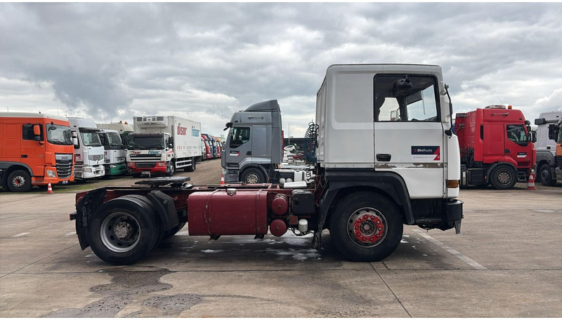 Renault R 385 Major (2 CULASSE / LAMES / GRAND PONT / STEEL SUSP. / MANUAL PUMP / POMPE MANUELLE) - Tractor: foto 3 Renault R 385 Major (2 CULASSE / LAMES / GRAND PONT / STEEL SUSP. / MANUAL PUMP / POMPE MANUELLE) - Tractor: foto 3