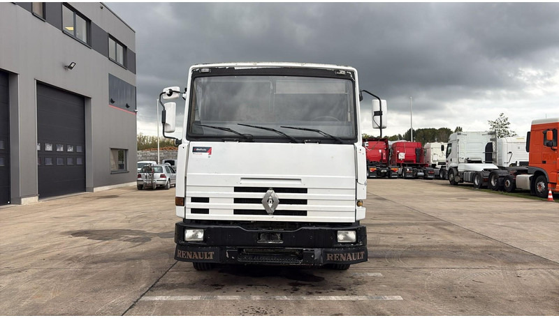 Renault R 385 Major (2 CULASSE / LAMES / GRAND PONT / STEEL SUSP. / MANUAL PUMP / POMPE MANUELLE) - Tractor: foto 4 Renault R 385 Major (2 CULASSE / LAMES / GRAND PONT / STEEL SUSP. / MANUAL PUMP / POMPE MANUELLE) - Tractor: foto 4