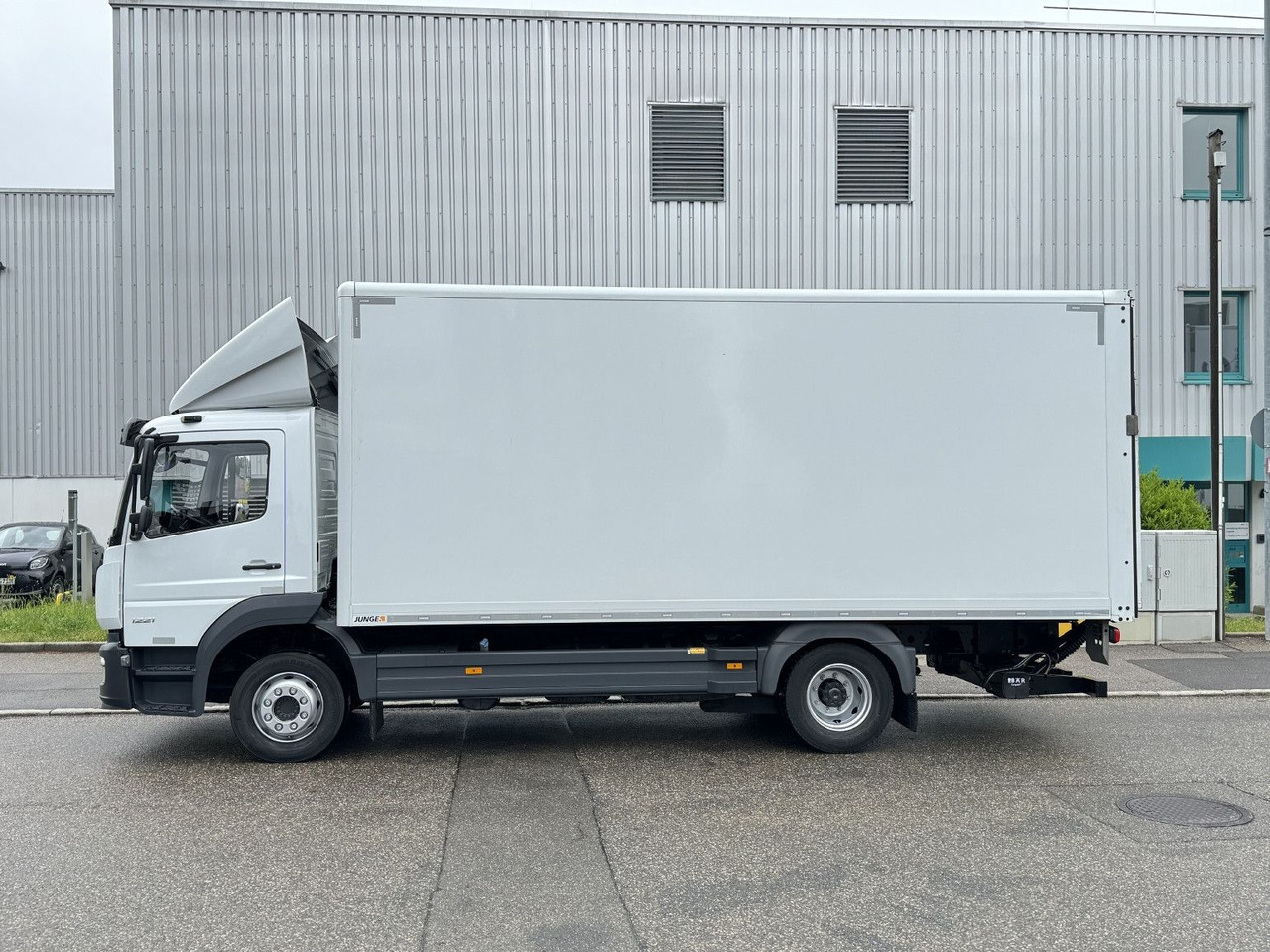 Mercedes-Benz Atego 1221 L Koffer 6,1m LBW AHK Klima TOP - Camião furgão: foto 4 Mercedes-Benz Atego 1221 L Koffer 6,1m LBW AHK Klima TOP - Camião furgão: foto 4