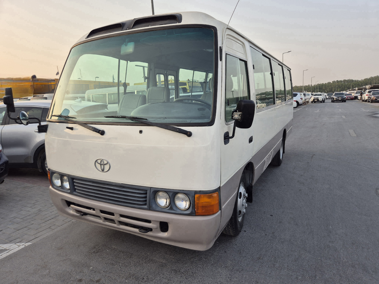 TOYOTA Coaster ... 25 places ...climatisé - Minibus, Furgão de passageiros: foto 2 TOYOTA Coaster ... 25 places ...climatisé - Minibus, Furgão de passageiros: foto 2