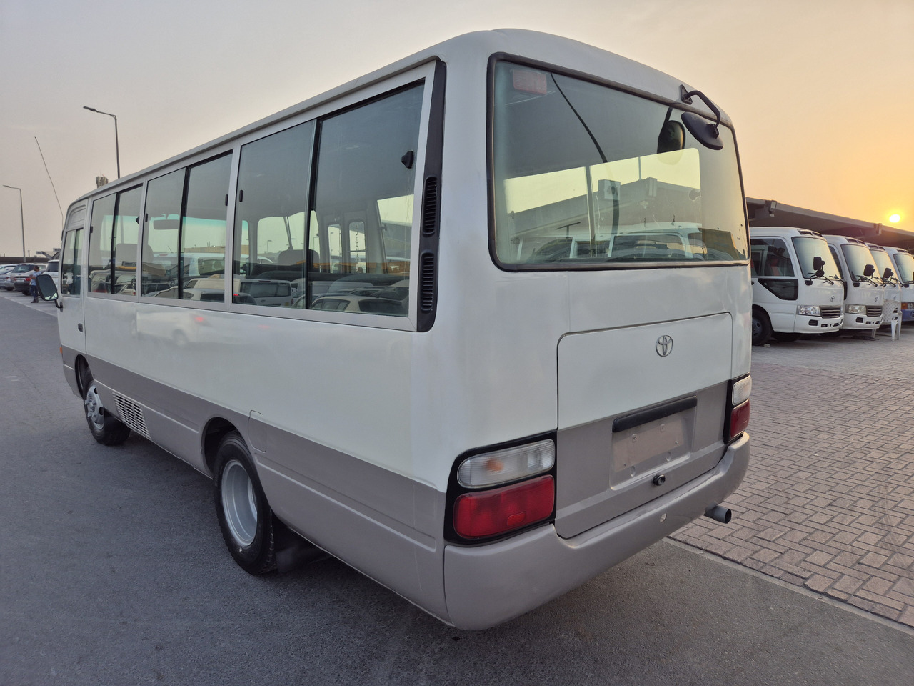 TOYOTA Coaster ... 25 places ...climatisé - Minibus, Furgão de passageiros: foto 3 TOYOTA Coaster ... 25 places ...climatisé - Minibus, Furgão de passageiros: foto 3
