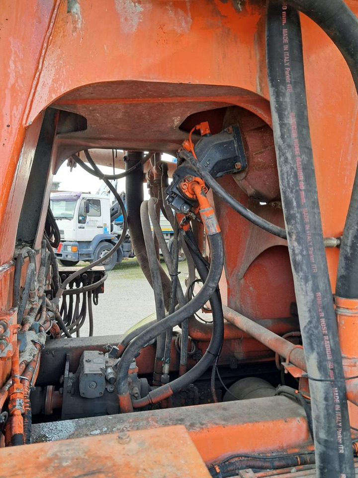 VOLVO FM 84R 440 SERMAC 4Z28 - Autobetoneira com bomba: foto 5 VOLVO FM 84R 440 SERMAC 4Z28 - Autobetoneira com bomba: foto 5