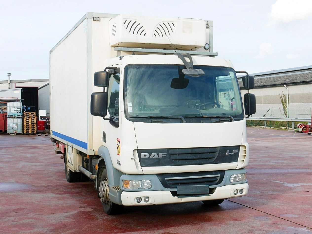 DAF LF 45.160 ISOTHERM KOFFER LADEBORDWAND - Camião frigorífico: foto 1 DAF LF 45.160 ISOTHERM KOFFER LADEBORDWAND - Camião frigorífico: foto 1