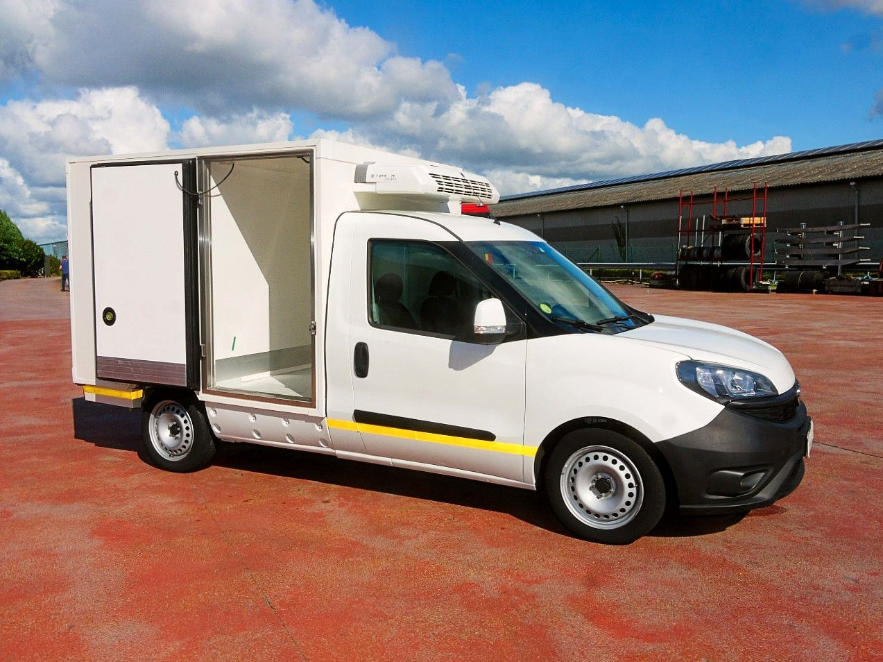 Fiat DOBLO 1.6 KUHLKOFFER THERMOKING MT A/C - Carrinha frigorífica: foto 3 Fiat DOBLO 1.6 KUHLKOFFER THERMOKING MT A/C - Carrinha frigorífica: foto 3