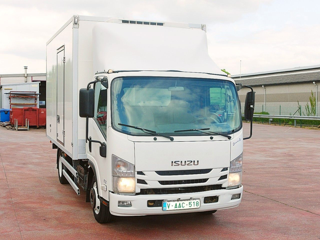 Isuzu N2R 75 KUHLKOFFER THERMOKING V500 MAX €6 - Carrinha frigorífica: foto 1 Isuzu N2R 75 KUHLKOFFER THERMOKING V500 MAX €6 - Carrinha frigorífica: foto 1