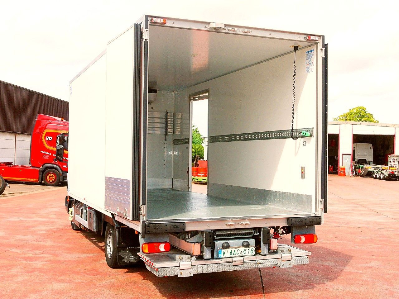 Camião frigorífico Iveco 100E19 KUHLKOFFER CARRIER SUPRA 550 luft fed A/C: foto 8 Camião frigorífico Iveco 100E19 KUHLKOFFER CARRIER SUPRA 550 luft fed A/C: foto 8