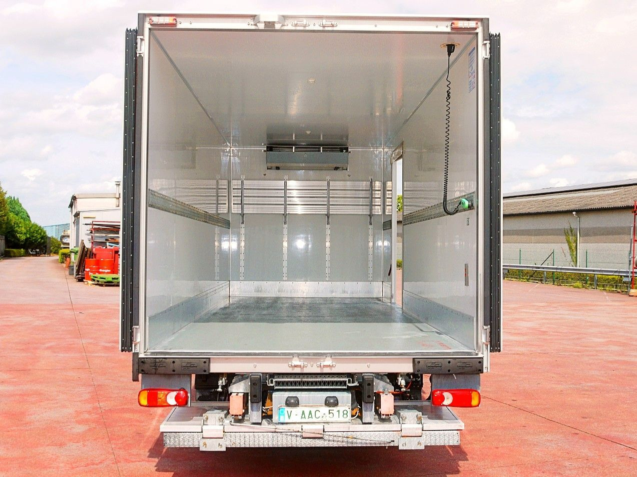 Camião frigorífico Iveco 100E19 KUHLKOFFER CARRIER SUPRA 550 luft fed A/C: foto 9 Camião frigorífico Iveco 100E19 KUHLKOFFER CARRIER SUPRA 550 luft fed A/C: foto 9