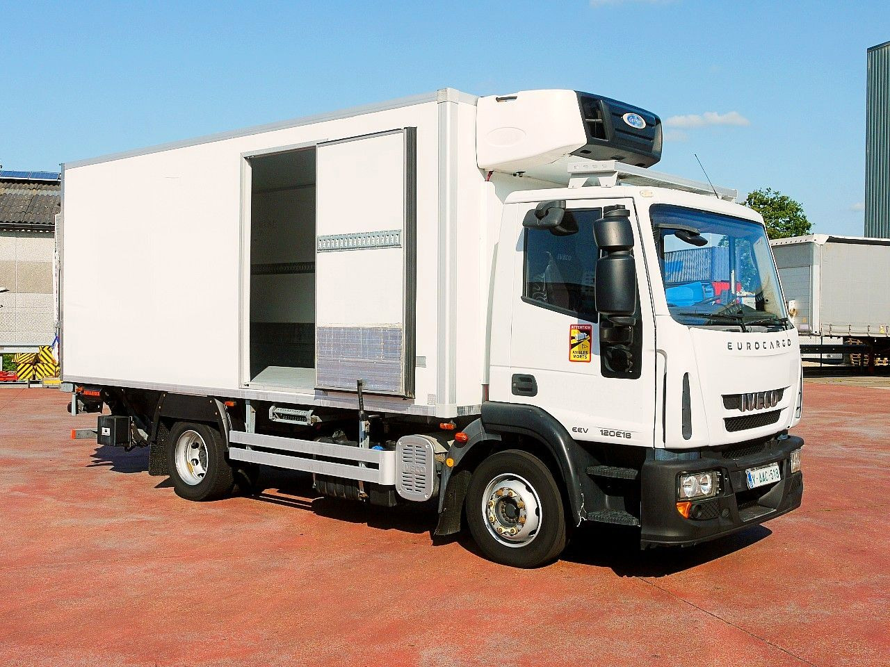 Iveco 120E18 EUROCARGO KUHLKOFFER CARRIER SUPRA 550 - Camião frigorífico: foto 3 Iveco 120E18 EUROCARGO KUHLKOFFER CARRIER SUPRA 550 - Camião frigorífico: foto 3